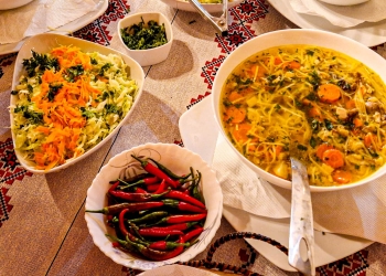 Brunch cu mâncare macedoneană la un punct gastronomic local aflat lângă Timișoara