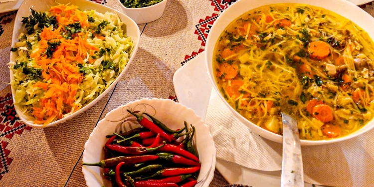 Brunch cu mâncare macedoneană la un punct gastronomic local aflat lângă Timișoara