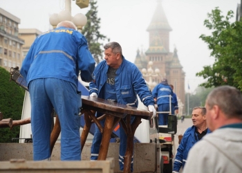 Primăria Timișoara a început ridicarea teraselor ilegale din zona centrală FOTO