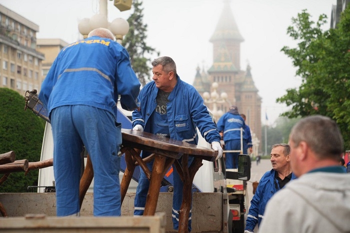 Primăria Timișoara a început ridicarea teraselor ilegale din zona centrală FOTO