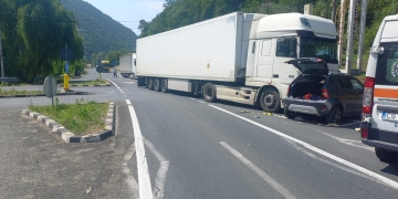 Accident pe un drum din Banat! Trei răniți după ce un TIR și o mașină s-au ciocnit