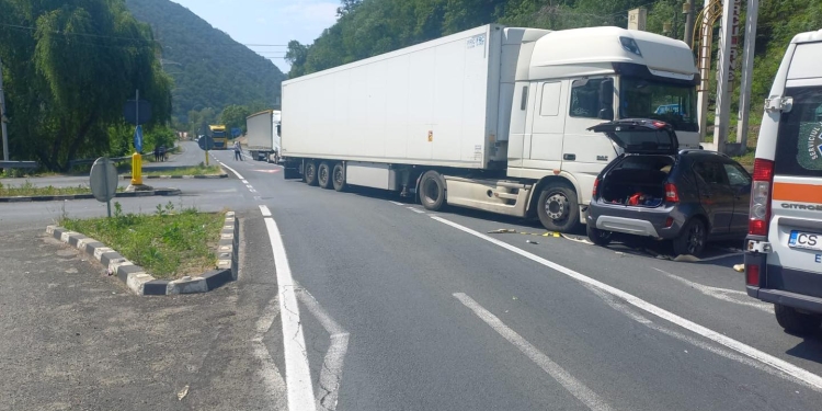 Accident pe un drum din Banat! Trei răniți după ce un TIR și o mașină s-au ciocnit