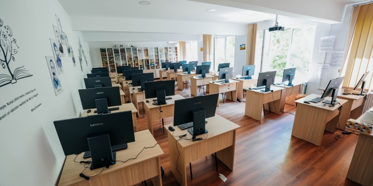 Primăria Timișoara a început livrarea echipamentelor IT noi în școli