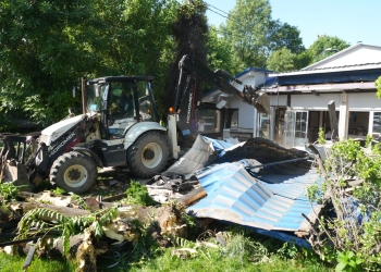Buldozerele Primăriei Timișoara demolează pizzeria Poli, care ocupă ilegal un teren public FOTO