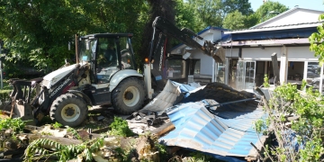 Buldozerele Primăriei Timișoara demolează pizzeria Poli, care ocupă ilegal un teren public FOTO