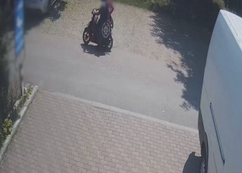 Doi tineri cu patru roți furate, pe un scuter neînmatriculat! Polițiștii i-au prins pe hoți lângă Timișoara