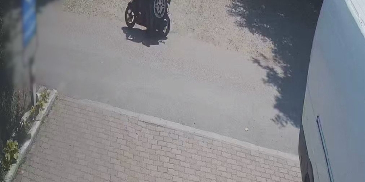 Doi tineri cu patru roți furate, pe un scuter neînmatriculat! Polițiștii i-au prins pe hoți lângă Timișoara