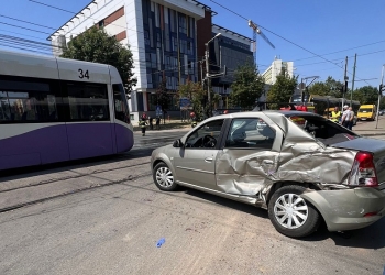 Mașină condusă de un bătrân de 74 ani, lovită de tramvai pe B-dul Liviu Rebreanu din Timișoara
