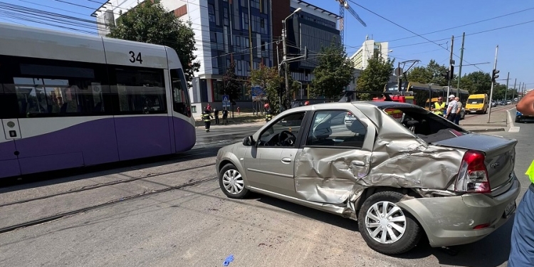 Mașină condusă de un bătrân de 74 ani, lovită de tramvai pe B-dul Liviu Rebreanu din Timișoara