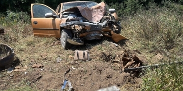 Femeie de 48 ani, moartă după ce a intrat cu mașina într-un copac, în Timiș