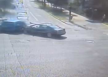 Accident cu trei mașini într-o intersecție din Timișoara! O femeie a fost rănită