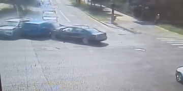 Accident cu trei mașini într-o intersecție din Timișoara! O femeie a fost rănită