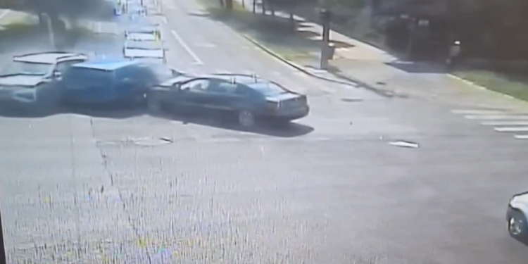 Accident cu trei mașini într-o intersecție din Timișoara! O femeie a fost rănită