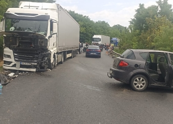 Accident la ieșire din Coșava! Bărbat rănit după ce un tir și o mașină s-au ciocnit