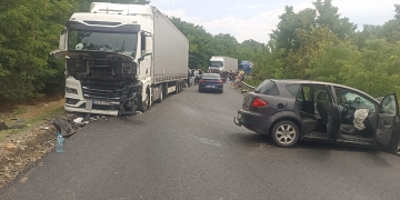 Accident la ieșire din Coșava! Bărbat rănit după ce un tir și o mașină s-au ciocnit