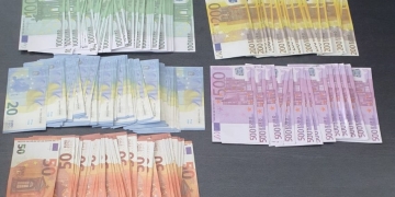 De la uniformă la cătușe. Polițist din Jimbolia, în centrul unei afaceri cu bani falși