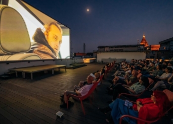 Primul cinema rooftop din România s-a deschis la Timișoara – proiecții spectaculoase sub cerul liber