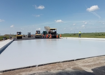 Zeci de utilaje și sute de muncitori pe șantierul drumului de legătură dintre DN 69 Timișoara – Arad și autostrada A1