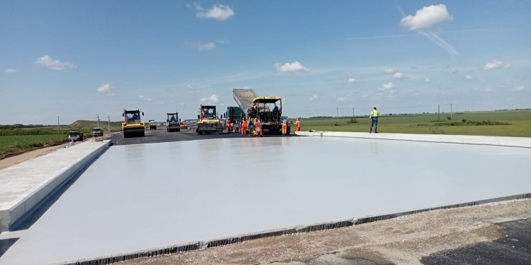 Zeci de utilaje și sute de muncitori pe șantierul drumului de legătură dintre DN 69 Timișoara – Arad și autostrada A1