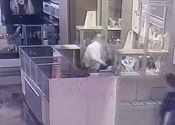 Jaful de la bijuteria din mall-ul din Timișoara, filmat! Vânzătoarea, bătută cu brutalitate de hoțul cu probleme psihice