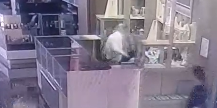 Jaful de la bijuteria din mall-ul din Timișoara, filmat! Vânzătoarea, bătută cu brutalitate de hoțul cu probleme psihice