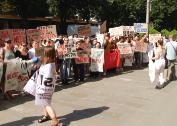 Primii la protest, studenții! Zeci au ieșit în stradă la Timișoara