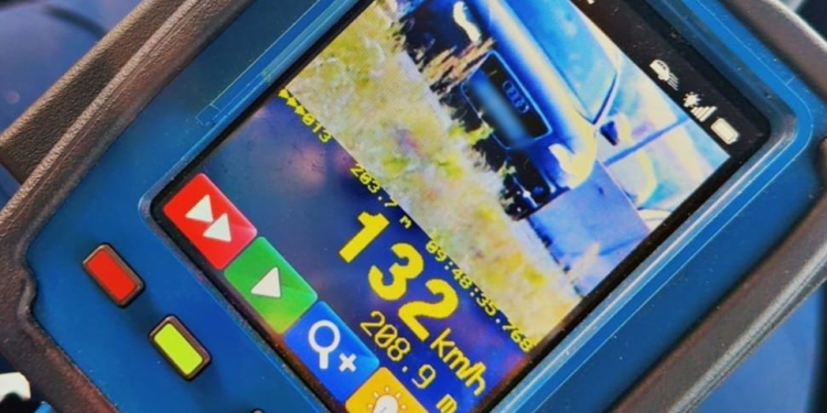 Au „călcat pedala” și au fost prinși de polițiști! Sute de șoferi din Timiș, amendați