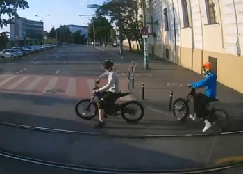 Tineri căutați de polițiștii din Timișoara, după ce au sărit cu trotinete și motociclete în fața mașinilor