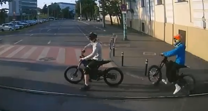 Tineri căutați de polițiștii din Timișoara, după ce au sărit cu trotinete și motociclete în fața mașinilor