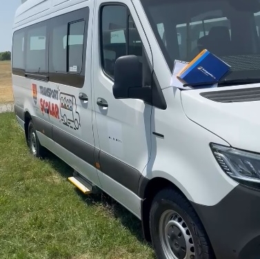 Zeci de microbuze școlare electrice pentru transportul elevilor din Timiș