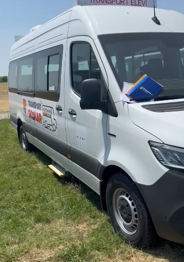 Zeci de microbuze școlare electrice pentru transportul elevilor din Timiș