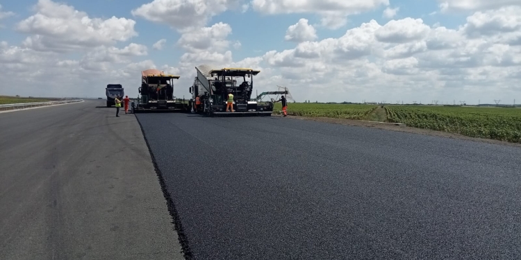 Se simte miros proaspăt de asfalt pe noul drum de legătură cu A1, din Timiș FOTO