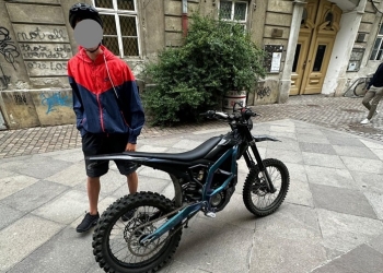 Tupeu! Tânăr de 17 ani, fără permis, la plimbare cu o motocicletă neînmatriculată prin Piața Unirii din Timișoara