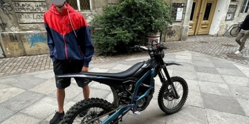 Tupeu! Tânăr de 17 ani, fără permis, la plimbare cu o motocicletă neînmatriculată prin Piața Unirii din Timișoara