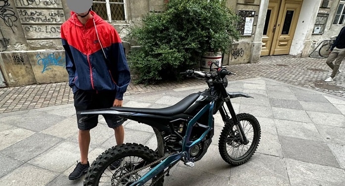 Tupeu! Tânăr de 17 ani, fără permis, la plimbare cu o motocicletă neînmatriculată prin Piața Unirii din Timișoara