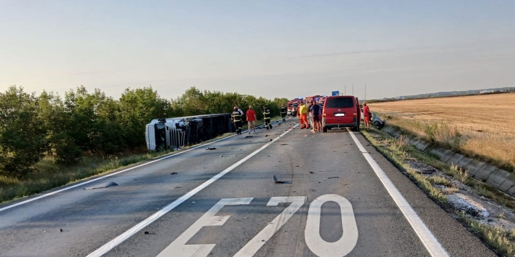 Două tiruri și o mașină s-au ciocnit la Remetea Mare! Un bărbat a murit FOTO
