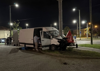 Beat și fără permis, un timișorean de 17 ani a furat o autoutilitară! Cu polițiștii pe urmele sale, a intrat într-un stâlp FOTO