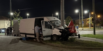 Beat și fără permis, un timișorean de 17 ani a furat o autoutilitară! Cu polițiștii pe urmele sale, a intrat într-un stâlp FOTO