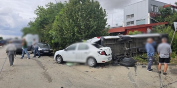 Dubiță răsturnată pe Calea Torontalului, în urma unui accident provocat de o tânără de 20 ani