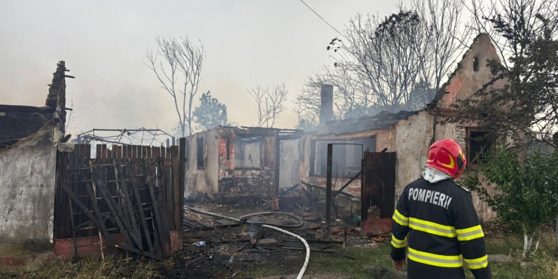 O casă și hectare de vegetație ard la Jebel