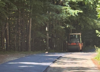 Drumul spre Muntele Semenic, în sfârșit asfaltat. Lucrările, în plină desfășurare
