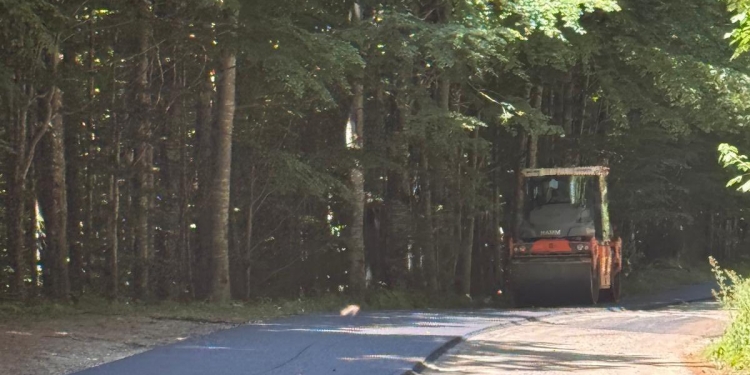 Drumul spre Muntele Semenic, în sfârșit asfaltat. Lucrările, în plină desfășurare