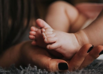 O femeie din Timișoara, arestată după ce a născut în toaletă și a lăsat bebelușul să moară