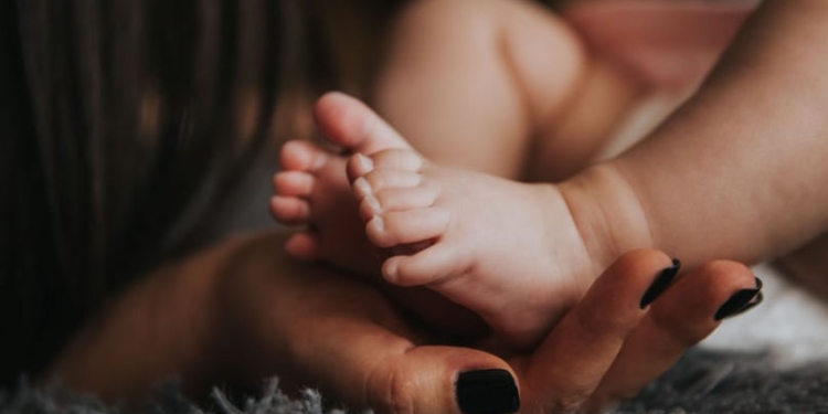 O femeie din Timișoara, arestată după ce a născut în toaletă și a lăsat bebelușul să moară