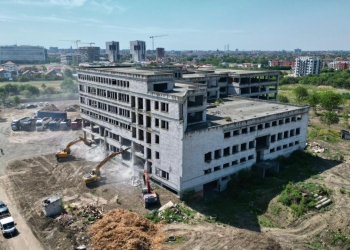 A început demolarea „monumentului neputinței” de la Timișoara