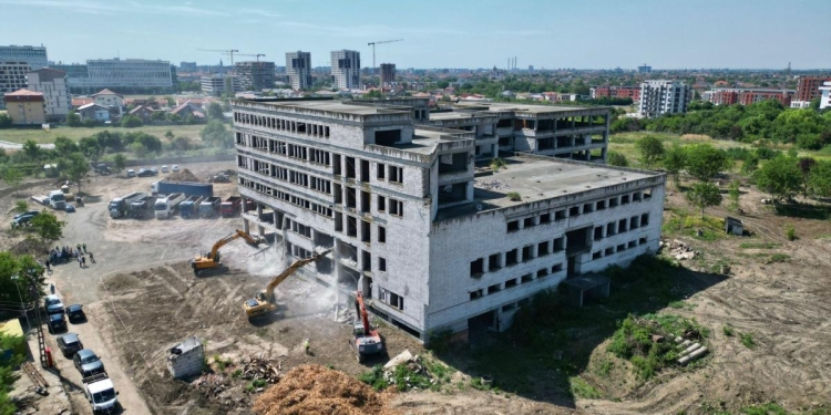 A început demolarea „monumentului neputinței” de la Timișoara