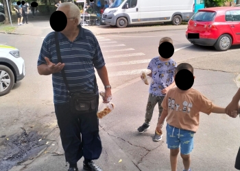 Copil de 5 ani, rătăcit de bunic, găsit de polițiștii locali printre mașini, pe o stradă din Timișoara