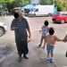 Copil de 5 ani, rătăcit de bunic, găsit de polițiștii locali printre mașini, pe o stradă din Timișoara