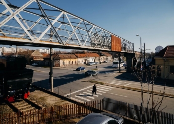 În loc de pasarelă, microbuz. Primăria vrea să introducă o linie de microbuz, în locul pasarelei de la Gara de Nord