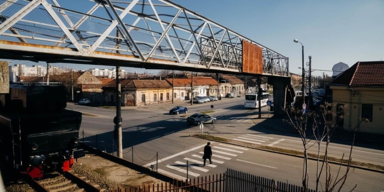 În loc de pasarelă, microbuz. Primăria vrea să introducă o linie de microbuz, în locul pasarelei de la Gara de Nord